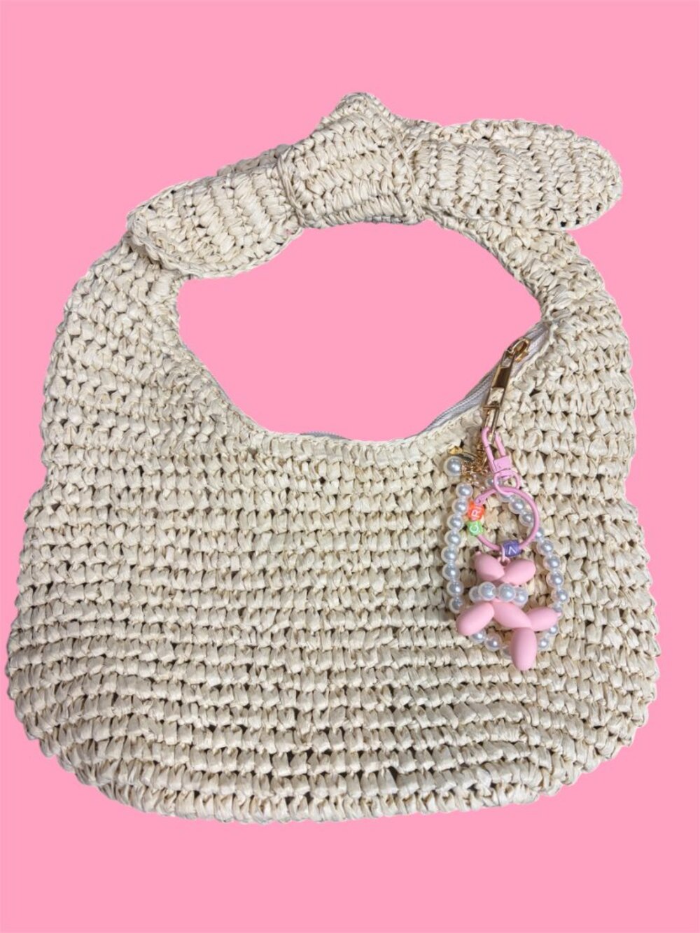 CROCHET RAFIA BAG IN BEIGE NWOT WITH PINK DOGGIE CHARM AND PEARL